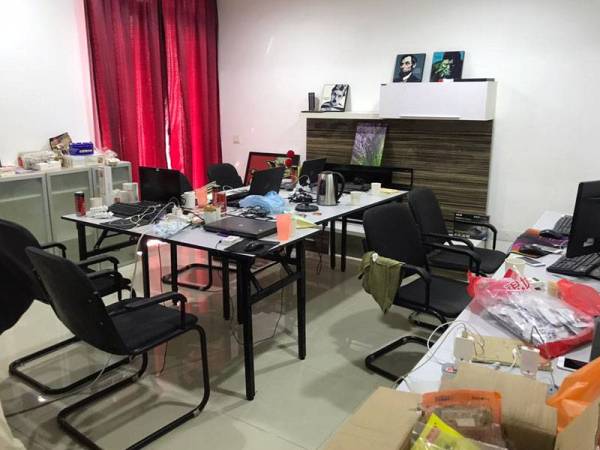 Keadaan premis kediaman elit yang diserbu dalam operasi imigresen. - Foto ihsan Imigresen
