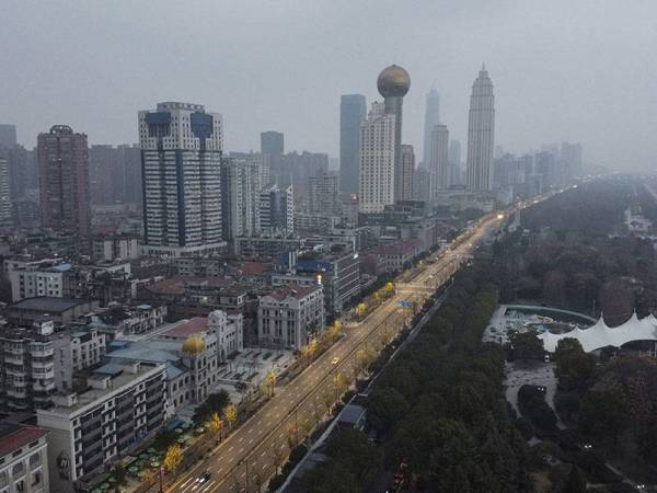 Pemandangan dari udara menunjukkan bangunan komersial dan kediaman penduduk di Wuhan seperti tidak berpenghuni sejak langkah kuarantin dilaksanakan pada 23 Januari lalu. - AFP
