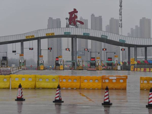 Pihak berkuasa menyekat laluan keluar bagi mengelakkan penduduk Wuhan meninggalkan bandar tersebut yang menjadi pusat penyebaran wabak membawa maut itu. - AFP