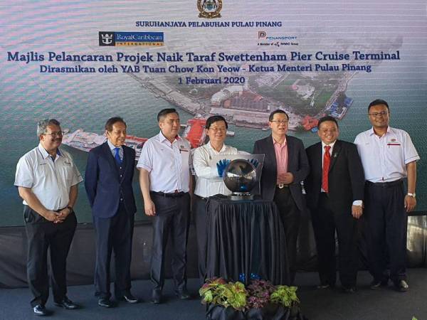 Kon Yeow (tengah) ketika melancarkan projek naik taraf pelabuhan SPCT di Georgetown hari ini.