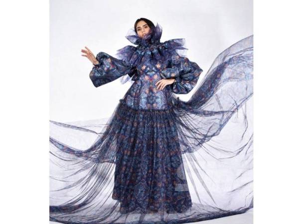 REKAAN Akmal Hakim mengetengahkan busana bernama The Healer kombinasi unsur seni, fesyen dan batu kristal jenis Agate yang digunakan dalam rawatan alternatif mengurangkan kadar stres.