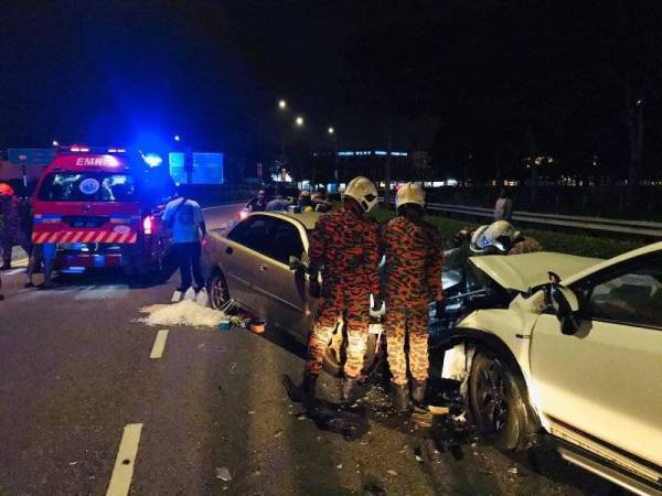 Keadaan di lokasi kejadian selepas dua kereta bertembung di Bulatan Bukit Indah, Larkin di sini awal pagi tadi.