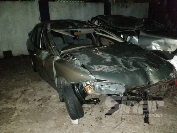 Keadaan kereta yang dipandu mangsa selepas melanggar pembahagi jalan dan terbalik di Lebuhraya Persekutuan pagi tadi.