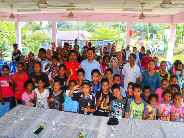 Bob Manolan (tengah) bersama sebahagian masyarakat orang asli dalam program tersebut.