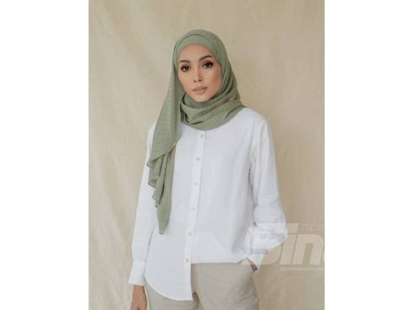 KESUMA Textured Hijab hadir dalam 11 warna palet pastel dan natural antaranya biru, hijau, ungu dan coklat. 