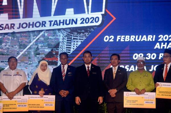 Dr Sahruddin (tengah) pada Majlis Amanat Tahun Baru 2020 di Pusat Konvensyen Antarabangsa Persada, Johor Bahru.