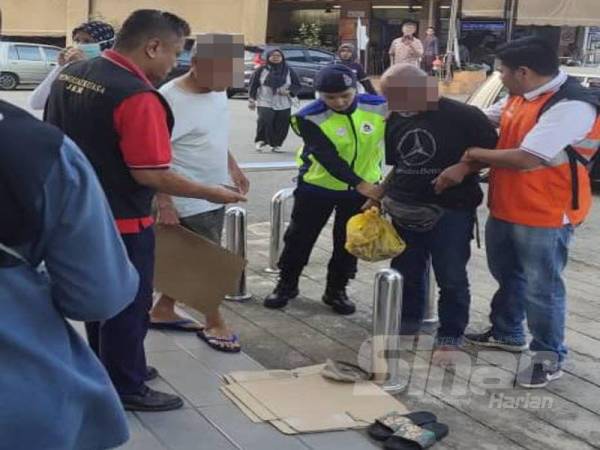 Antara pengemis yang ditahan dalam operasi itu.