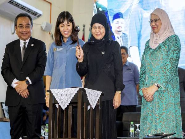 Nie Ching (dua dari kiri) hadir Majlis Pelancaran Program Dari Bilik Bicara ke Bilik Darjah (MYC2C) di Maktab Sultan Ismail dilancarkan oleh Ketua Hakim Negara, Tan Sri Tengku Maimun Tuan Mat (dua dari kanan). Foto: Bernama
