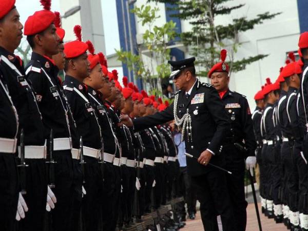 Mohd Khalil (tengah) memeriksa barisan Kawalan Kehormatan pada Majlis Perasmian Ibu Pejabat Polis Daerah (IPD) Johor Bahru Selatan hari ini. - Foto Bernama
