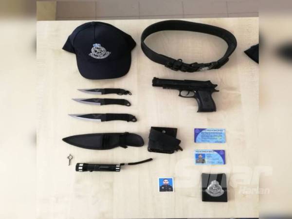 Peralatan yang dirampas daripada seorang penuntut yang menyamar sebagai anggota polis di sekitar Parit Raja sekitar jam 2.45 pagi hari ini.