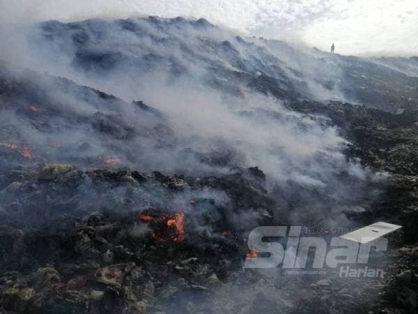 Tapak pelupusan sampah di Tanjung Langsat yang terbakar petang tadi.