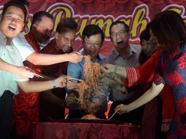 Guan Eng (tiga dari kanan) bersama Ketua Menteri Pulau Pinang, Chow Kon Yeow (tengah) menggaul yee sang pada Majlis Rumah Terbuka Sempena Tahun Baru Cina anjuran Ahli Parlimen Bukit Gelugor hari ini. - Foto Bernama
