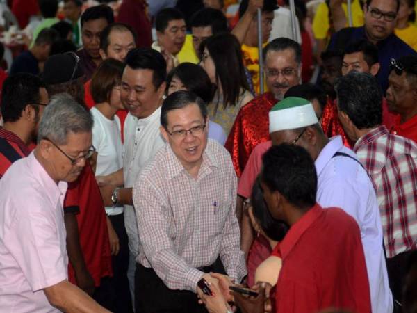 Guan Eng (tengah) bersalaman dengan orang ramai yang hadir pada Majlis Rumah Terbuka Sempena Tahun Baru Cina Anjuran hari ini. - Foto Bernama