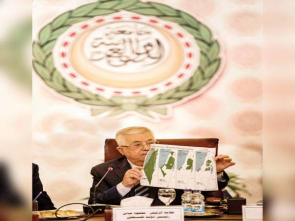 Abbas menunjukkan peta wilayah Palestin yang bermula dengan pelan pembahagian oleh PBB pada 1947 diikuti pelan sempadan 1948-1967dan pelan terkini yang memperluaskan pendudukan Israel. - Foto Agensi