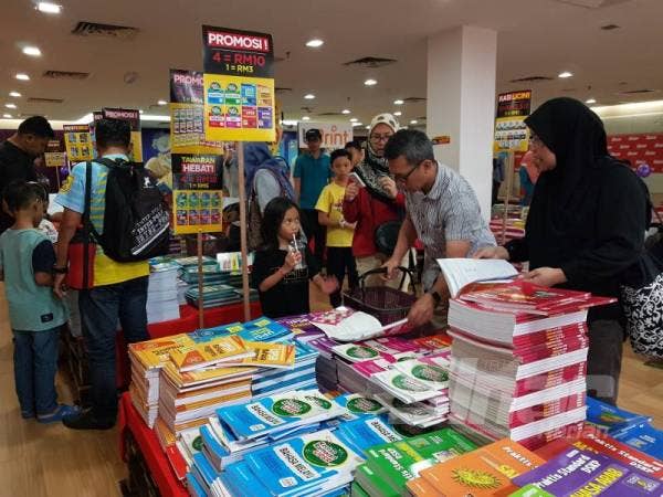 Pelbagai bahan bacaan yang dijual pada Jualan Gudang Awal Tahun Karangkraf di Shah Alam yang berlangsung sehingga 9 Februari ini.