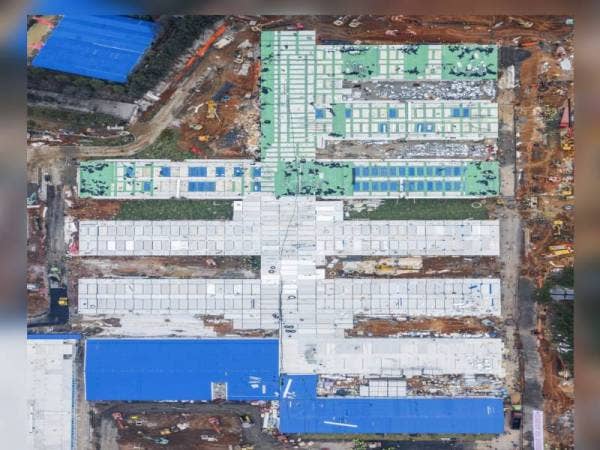 Hospital Huoshenshan yang dilengkapi kira-kira 1,000 katil akan mula beroperasi hari ini. - Foto AFP