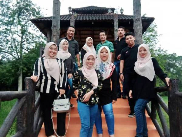 Yobi Folendra bersama ibu bapa dan adik-beradik yang lain.