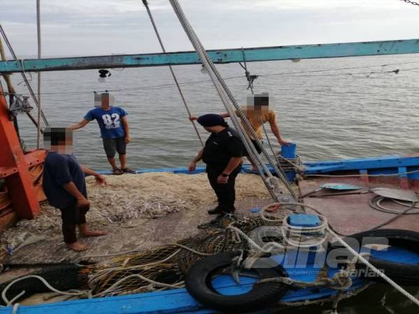 PPM Pelabuhan Klang menahan tiga warga Indonesia yang sedang mencari hasil laut di perairan Sungai Besar, Selangor kelmarin.