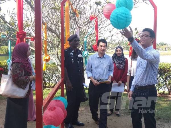 Kar Hing (kanan) meninjau persiapan Majlis Sambutan Tahun Baharu Cina 2020 Peringkat Negeri Perak di Eco Park, Taman Botani hari ini.