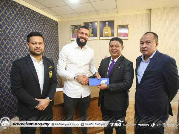 Krasniqi (dua, kiri) menerima MyKad di Jabatan Pendaftaran Negara (JPN), Putrajaya hari ini. - Foto Football Association of Malaysia (Official)