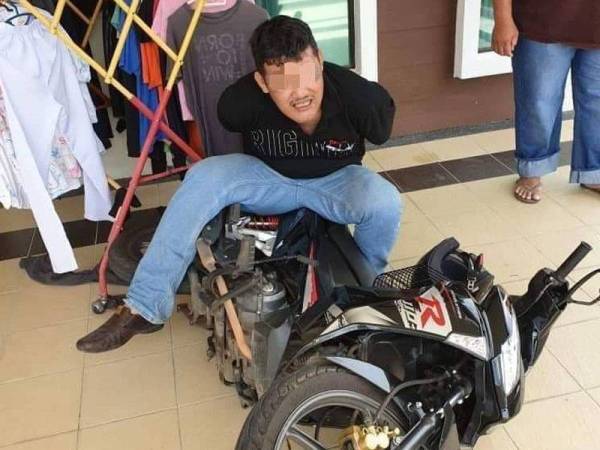 Suspek berjaya ditahan oleh orang awam sebelum diserahkan kepada polis. -FOTO: IHSAN PEMBACA