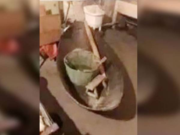 Lelaki itu turut membawa baldi dan bangku di dalam sampan ketika dia cuba menyeberangi Sungai Yangtze untuk lari dari Hubei. - FOTO: AGENSI