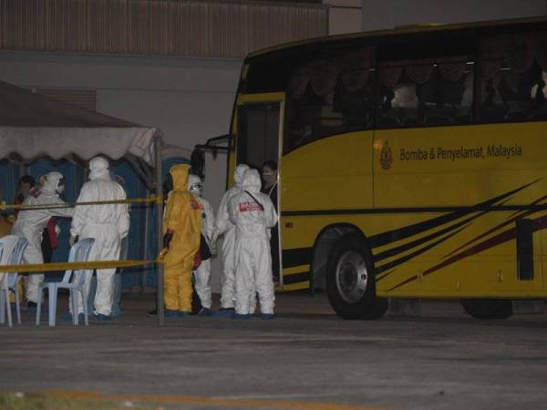 Seramai 107 individu yang dibawa pulang dari Wuhan, China selamat tiba di negara ini dengan menaiki pesawat khas AirAsia di Air Disaster Unit (ADU), Lapangan Terbang Antarabangsa Kuala Lumpur (KLIA) hari ini.  Penerbangan itu turut membawa 12 kru, lapan petugas misi dan enam pegawai dari Kedutaan Malaysia dari Beijing, menjadikan 133 orang jumlah keseluruhan yang menaiki pesawat dari Wuhan, lokasi yang dikenal pasti sebagai punca penularan virus tersebut.  - Foto Bernama