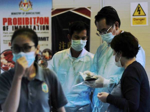 Para petugas kakitangan Jabatan Kesihatan Negeri Wilayah Persekutuan Labuan membuat tapisan serta pemeriksaan terhadap perjalanan seorang pelancong bagi mencegah penularan jangkitan 2019 Novel Koronavirus (2019-nCoV) ketika tinjauan di terminal Lapangan Terbang Labuan hari ini.
-Foto Bernama