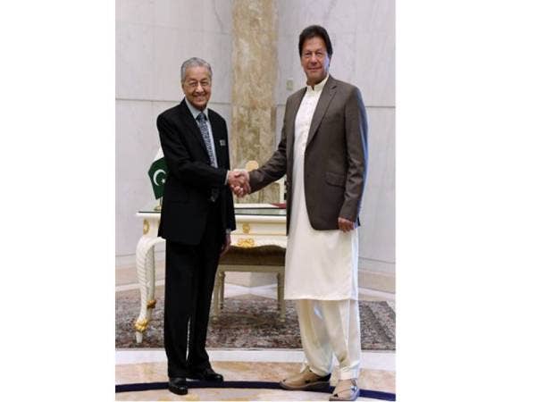 Perdana Menteri Tun Dr Mahathir Mohamad bersalaman bersama Perdana Menteri Pakistan, Imran Khan di Perdana Putra hari ini. - Foto Bernama