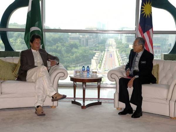 Perdana Menteri Tun Dr Mahathir Mohamad (kanan) bersama rakan sejawatannya dari Pakistan, Imran Khan ketika mengadakan pertemuan empat mata di Bangunan Perdana Putra hari ini. - Foto Bernama