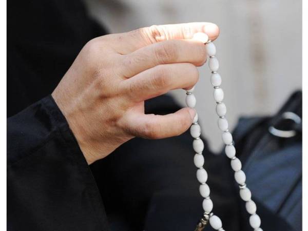 JADIKAN tasbih dengan memuji ALLAH sebagai rutin harian kita supaya hidup sentiasa tenang apabila menghadapi suatu masalah.