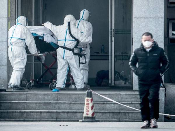 Kira-kira 20,438 kes disahkan penyakit radang paru-paru disebabkan koronavirus setakat tengah malam 3 Februari. - Foto AFP