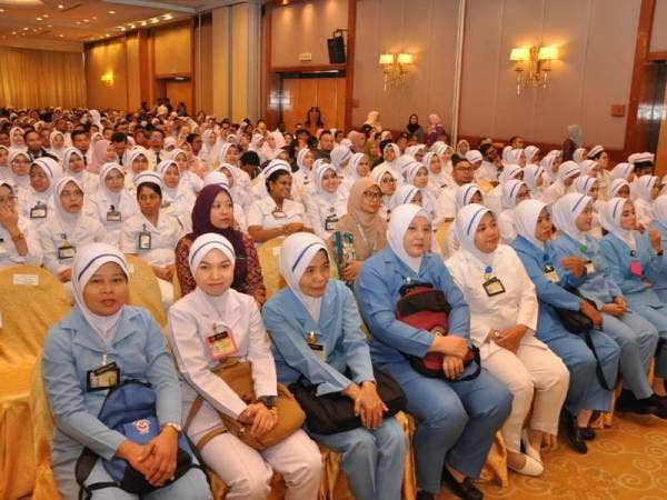 Kakitangan JKNNS menerima Anugerah Pekerja Cemerlang.