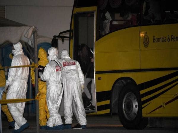 Seramai 107 individu yang dibawa pulang dari Wuhan, China selamat tiba di negara ini dengan menaiki pesawat khas AirAsia di Air Disaster Unit (ADU), Lapangan Terbang Antarabangsa Kuala Lumpur (KLIA) hari ini.  Foto: BERNAMA