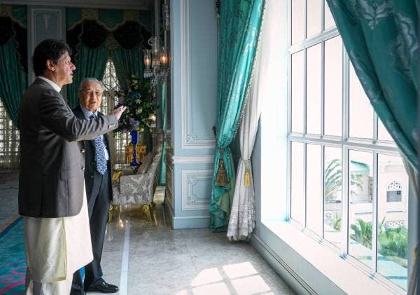 Dr Mahathir (kanan) dan Imran Khan melihat persekitaran Kompleks Seri Perdana pada jamuan makan tengah hari bersempena lawatan kerja Perdana Menteri Pakistan itu di Perdana Putra hari ini.-foto: BERNAMA