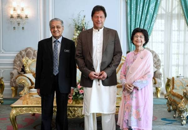 Dr Mahathir (kiri) dan isteri Dr Siti Hasmah bergambar bersama Imran Khan pada jamuan makan tengah hari bersempena lawatan kerja Perdana Menteri Pakistan itu di Perdana Putra hari ini. -foto: BERNAMA