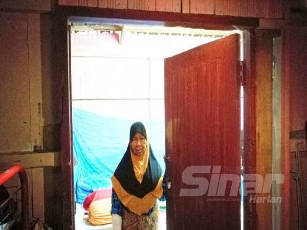 Sitah melakonkan kembali detik cemas ketika dia membuka pintu biliknya dan bertembung dengan penyamun. 