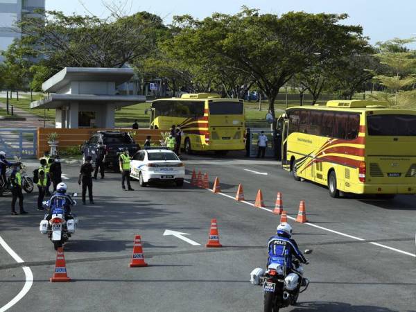 Dua buah bas yang membawa sebahagian rakyat Malaysia yang pulang dari Wuhan China yang terdiri daripada individu dan keluarga dilihat memasuki Pusat Pemantauan hari ini. - Foto Bernama