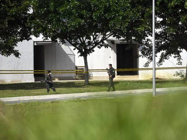 Dua orang anggota Polis Pasukan Gerakan Am dilihat mengawal ketat bangunan yang menjadi tempat kuarantin buat sebahagian rakyat Malaysia yang pulang dari Wuhan China yang terdiri daripada individu dan keluarga di Pusat Pemantauan hari ini. - Foto Bernama