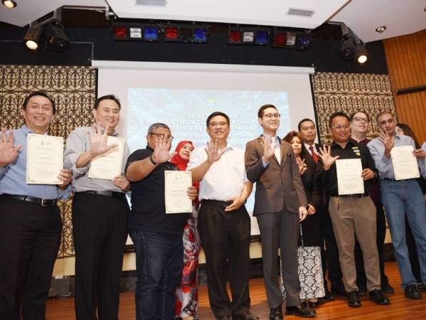 Zairil (lima dari kiri) merasmikan Projek Demonstrasi 5G Pulau Pinang di Komtar tadi.