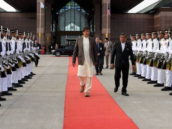 Perdana Menteri Pakistan Imran Khan melintasi kawalan kehormat Rejimen Askar Melayu Diraja (RAMD) sebelum berlepas pulang selepas menamatkan lawatan kerja selama dua hari ke Malaysia di Kompleks Bunga Raya KLIA hari ini. -Foto Bernama