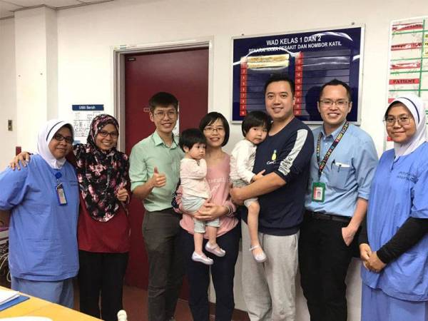 Keluarga warga China berkenaan bersama petugas Hospital Sultanah Maliha, Langkawi. - FOTO: IHSAN KKM