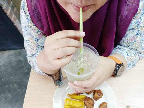 Eksperimen yang dibuat oleh wartawan Sinar Harian sendiri minum menggunakan straw.