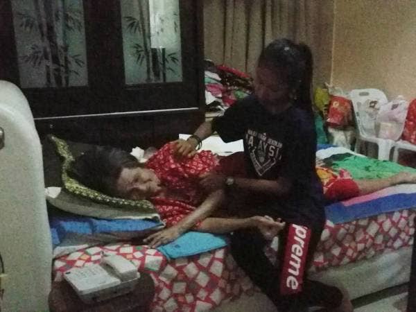 Suzy menguruskan neneknya yang terlantar sakit.