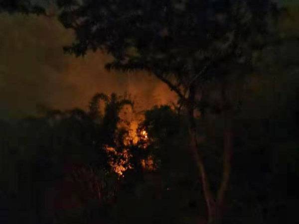 Kira-kira enam hektar kawasan hutan di belakang tokong Kek Lok Si, Air Itam berdekatan Bukit Bendera terbakar malam tadi. - Foto: JBPM