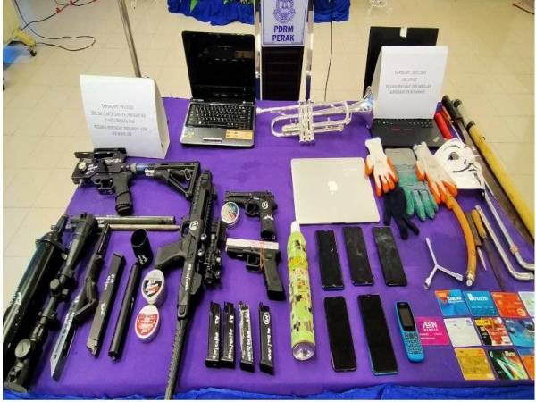 Senjata api tiruan jenis raifal dan pistol bersama kelopak peluru yang dirampas dalam serbuan di Kamunting semalam.