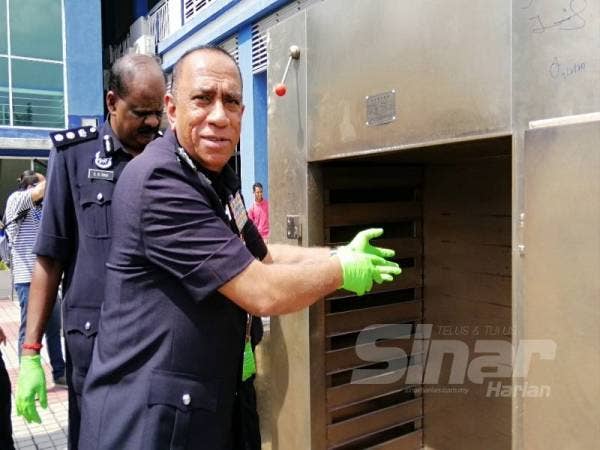 Mohd Khalil menunjukkan oven digunakan sindiket bagi memproses dadah.