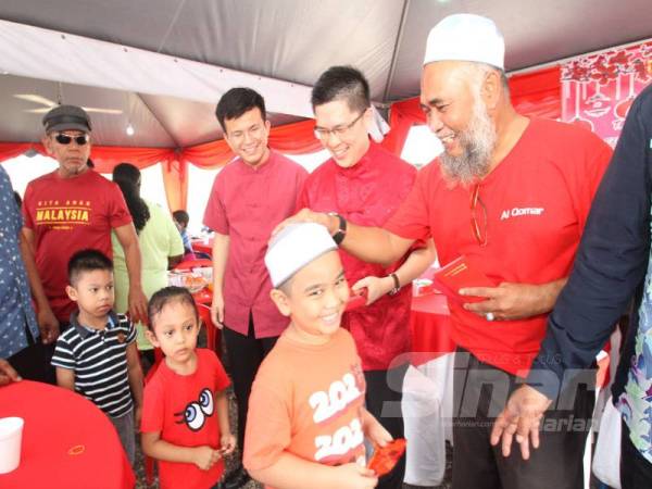 Kanak-kanak turut menerima angpau daripada Safaruddin dan Kah Woh pada majlis berkenaan.