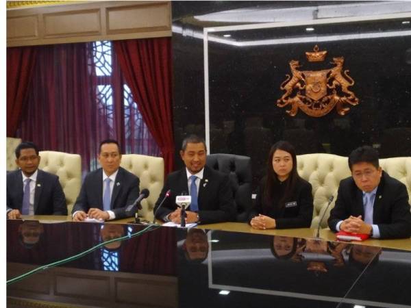 Dr Sahruddin ( tengah) pada sidang media di Pejabat Menteri Besar di Kota Iskandar hari ini.