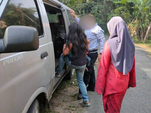 Akhirnya wanita terbabit berjaya dipujuk untuk dibawa ke Pejabat AADK untuk tindakan lanjut.